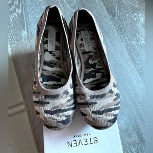 NWT Steven by Steve Madden gray camo Bandour ballet flats.